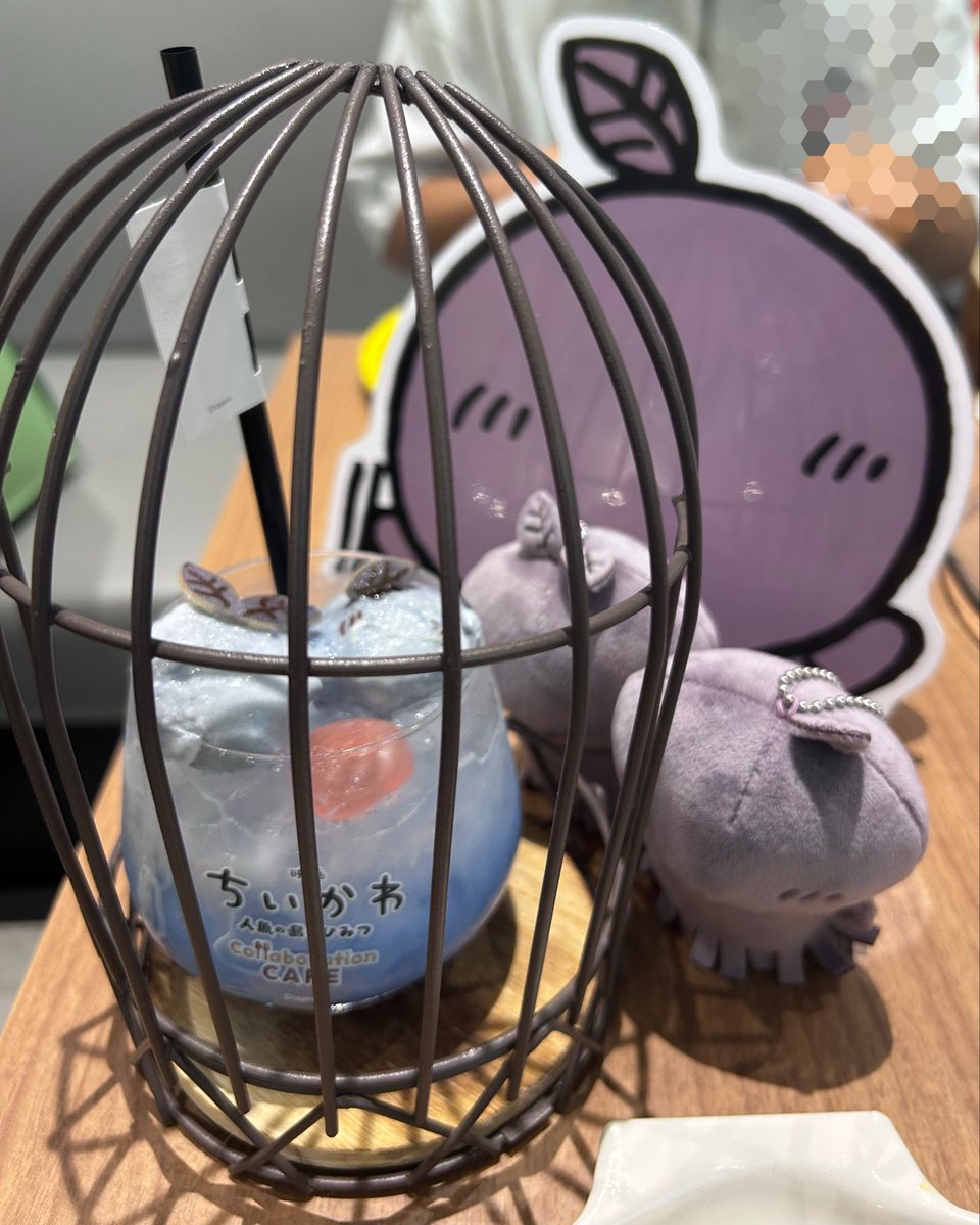 gyome_chiikawa's tweet photo. 映画ちいかわコラボカフェ　渋谷②
ヒトハフタバ永遠のいのちセット
煮付けめっちゃ美味い‼️
タンサンドリンクは電池の青い液体入れて飲みます
このメニュー企画した人は振り切れてる…伝説になるよ… https://t.co/0ZuSacdJjA