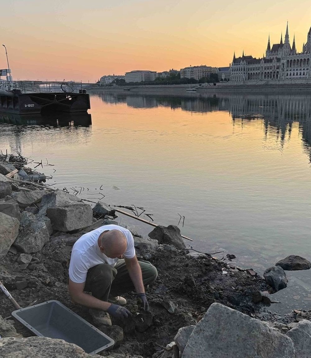 bpthaber's tweet photo. Tuna Nehri’nin suyunun çekilmesiyle, II. Dünya Savaşı’ndan kalma bir motosiklet bulundu. https://t.co/yefV58IsLw