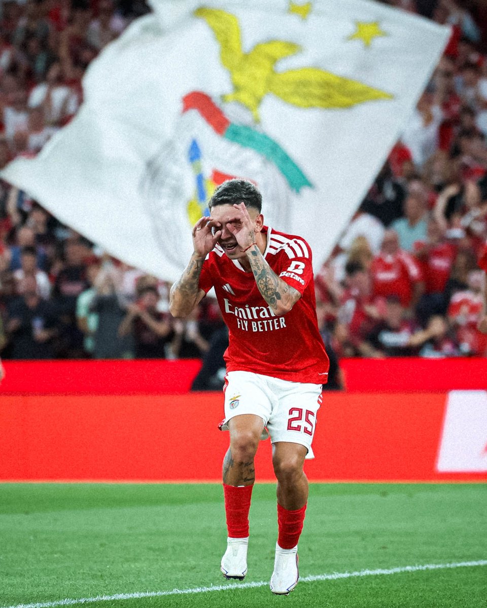 SLBenfica's tweet photo. De olhos postos no próximo desafio. 👀 https://t.co/ggtrOoEZ3R