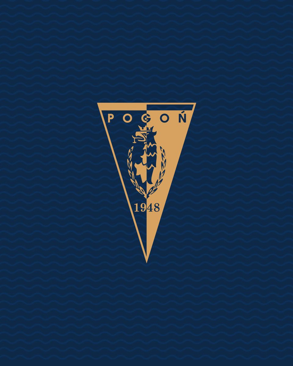PogonSzczecin's tweet photo. Pogoń Szczecin S.A. informuje, że Klub rozwiązał umowę o pracę z Rafałem Chlastą i zwolnił go z obowiązku świadczenia pracy w okresie wypowiedzenia. Rafał Chlasta został również poproszony przez Klub o rezygnację z funkcji członka zarządu Pogoni Szczecin SA. Decyzja jest konsekwencją publikacji Rafała Chlasty na serwisie społecznościowym "X".

Słowa i zachowanie Rafała były całkowicie niedopuszczalne i nie odzwierciedlają wartości Pogoni Szczecin ani naszych kibiców. Tego rodzaju słowa ranią nie tylko rodzinę, która właśnie straciła bliską osobę. Ranią również przyjaciół tej osoby, jej współpracowników i wszystkich, którzy byli jej blisko. Istnieją podstawowe normy człowieczeństwa, godności i szacunku, które muszą mieć pierwszeństwo przed piłką nożną, polityką czy osobistymi poglądami.
Wszystkie dokumenty dotyczące rozwiązania umowy zostały już przekazane Rafałowi, który nie jest już pracownikiem Pogoni Szczecin. Poprosiłem go również o natychmiastową rezygnację z członkostwa w zarządzie. Jest to niefortunna sytuacja i w imieniu Pogoni Szczecin szczerze przepraszam rodzinę, przyjaciół oraz wszystkich, których te komentarze zraniły.
Wciąż jestem stosunkowo nowym mieszkańcem tego pięknego kraju, jakim jest Polska, ale jedno nigdy się nie zmieni: zawsze będę starał się bronić tego, co słuszne. Pogoń Szczecin musi być symbolem szacunku, odpowiedzialności, człowieczeństwa i wspólnoty. Każdy, kto reprezentuje ten klub, musi rozumieć tę odpowiedzialność. Bez żadnych wyjątków – podkreśla Prezes Pogoni Szczecin SA, Alex Haditaghi.