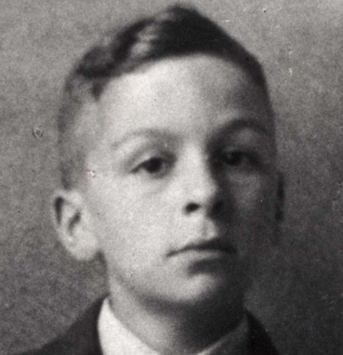 AuschwitzMuseum's tweet photo. 7 August 1930 | A Dutch Jewish boy, Jacob Herman van Baren, was born in The Hague.

In September 1942 he was deported to #Auschwitz and murdered in a gas chamber. https://t.co/N68IlhFHcf
