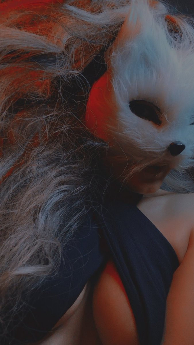 Liliankittycat's tweet photo. I remember buying this top from a seller who tried SO hard to convince me. 😭 Got home, tried it on and realized it was showing EVERYTHING. I was mad as hell because that seller KNEW! 😂 Anyway, I got creative, turned it into a bikini and gave everybody a crazy show 💀😂 https://t.co/vuG2fr0Kj7
