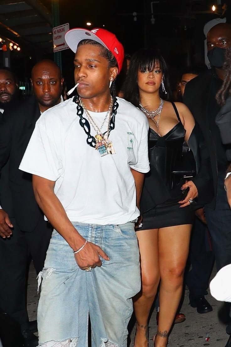 Afctells's tweet photo. 🚨38yrs Rihanna love story!

2007 - Single
2008 - 🇺🇸 Chris Brown
2009 - 🇺🇸 Chris Brown
2010 - 🇺🇸 Matt Kemp
2011 - Single
2012 - 🇺🇸 Chris Brown
2013 - Single
2014 - Single
2015 - Single
2016 - 🇨🇦 Drake
2017 - 🇸🇦 Hassan Jameel
2018 - 🇸🇦 Hassan Jameel …. love https://t.co/hWGSoFDqho