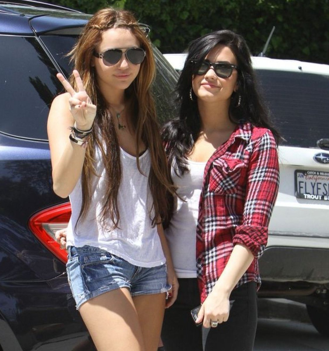 demisgallery's tweet photo. demi lovato and miley cyrus, 2010. https://t.co/zHUrhPHjba