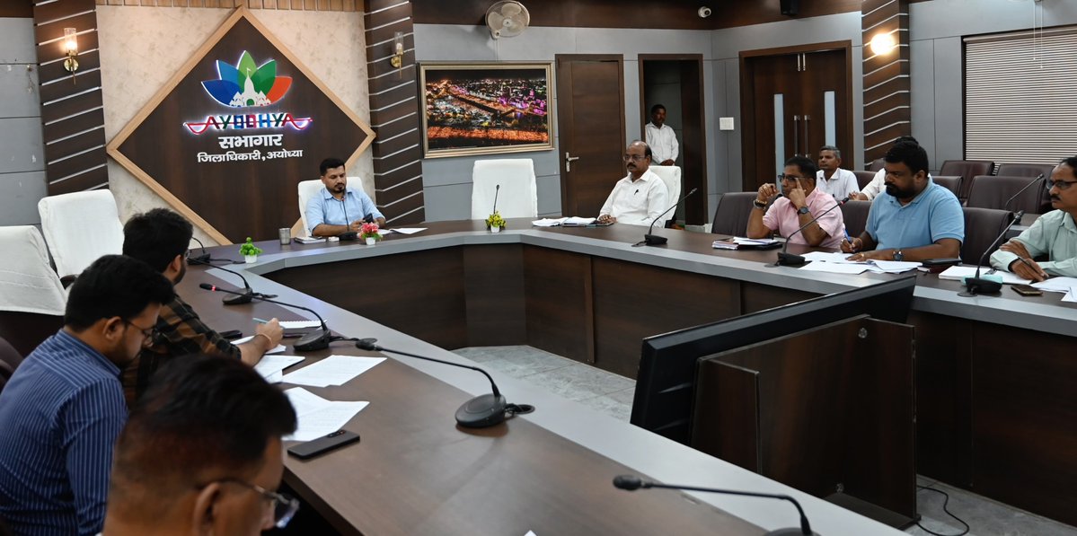 dmayodhya's tweet photo. जिला स्तरीय सड़क सुरक्षा समिति की बैठक कर सड़क दुर्घटनाओं की समीक्षा करते हुए दुर्घटनाओं में कमी लाने, यातायात व्यवस्था सुदृढ़ करने तथा प्रमुख मार्गों पर आवश्यक संकेतक एवं ओवरहेड बोर्ड लगाने के संबंध में अधिकारियों को आवश्यक निर्देश दिए गए। https://t.co/XBd06UCaWx