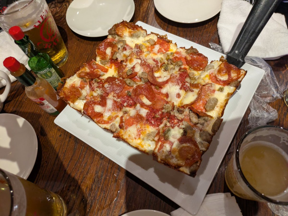 888Lachesis's tweet photo. エロいピザを食しました https://t.co/U9LaX2kH7c