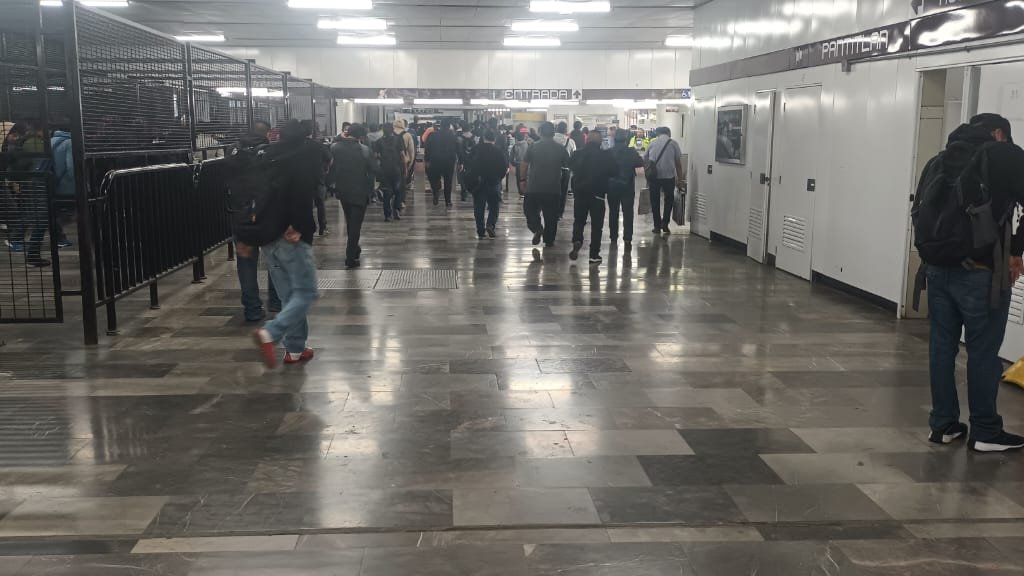 MetroCDMX's tweet photo. #MetroAlMomento:
Se registra buen avance y circulación constante de trenes en las Líneas 1, 2, 5, 7, 9, 12 y B. La información puede cambiar ante eventualidades en el servicio.
Las Líneas 3, 8 y A presentan afluencia alta. Personal del Sistema se encuentra en puntos estratégicos para apoyar y agilizar el servicio.
Mantente informada e informado a través de nuestros canales oficiales.
#MovilidadCDMX