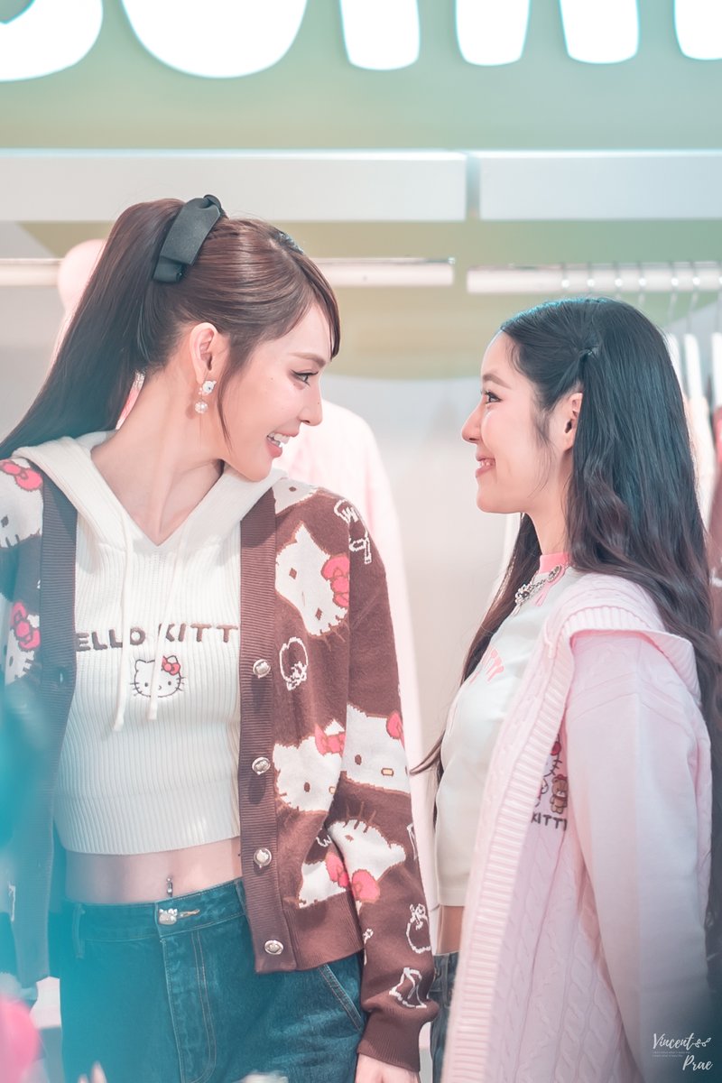 VincentPrae's tweet photo. eye contact

KPCZ HELLO JELLYBUNNY

@Ciize155cm @KPloynira 
#CiizeRutricha #ciizezphr 
#KapookPhat #KapookPloynira 
#KapookCiize #กระปุกไซซี 
#JellyBunnyxKapookCiize