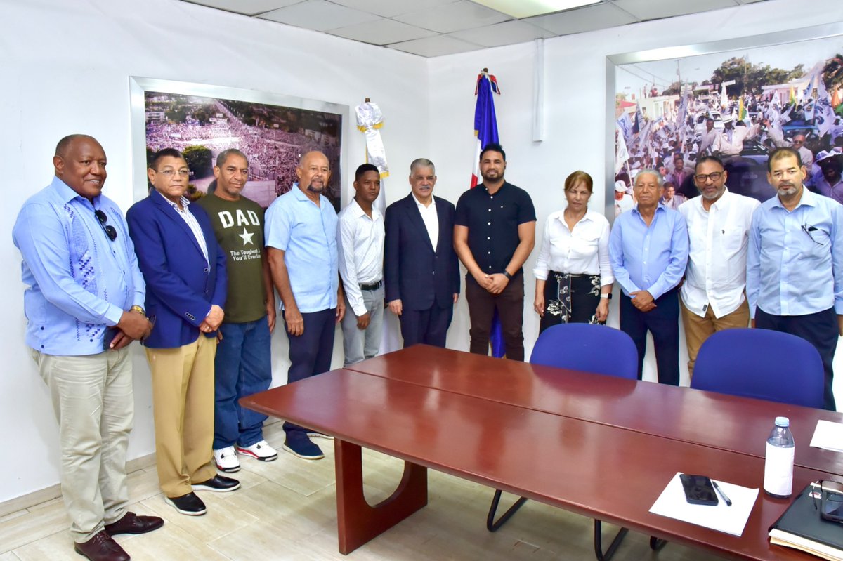 miprd's tweet photo. @MiguelVargasM 📍 BOCA CHICA

El PRD continúa su proceso de crecimiento y reorganización territorial.

Junto a los dirigentes Juan Tapia Batista y Víctor Torres coordinamos los preparativos para una próxima juramentación en Boca Chica.

El PRD sigue sumando voluntades. 💙🤍 #PRD #BocaChica https://t.co/OsjpdKd7jO