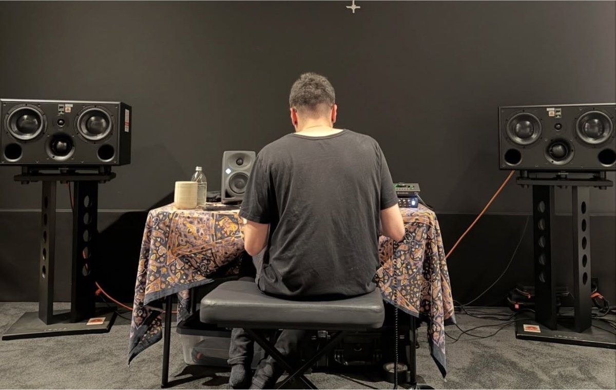 paddockfiles's tweet photo. Is that Mike dean and Lewis in the studio ??? https://t.co/k2MRSX5aQ3