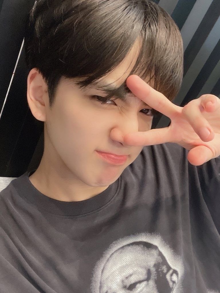 dearmyberry's tweet photo. 생일 대빵대빵 축하해 〰️🎂
#언제어디서나_영훈이편 
#0808YounghoonDay https://t.co/TCmsqRjypa