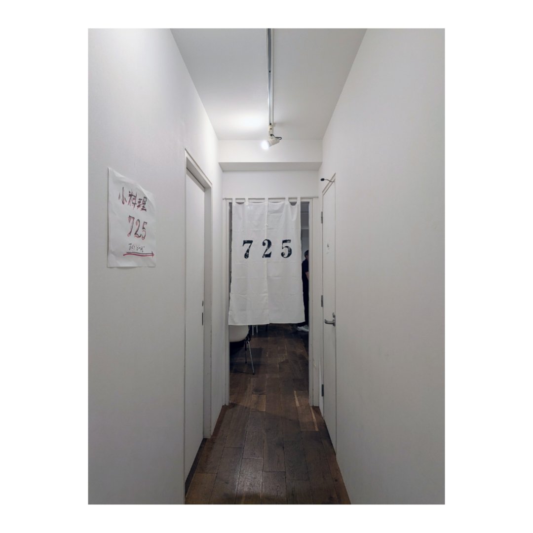 makochix1's tweet photo. 2回目の「時の旅」📷✨ レセプションに参加。作品との再会、新しい写真家との出会い、来場された方々��の交流に感謝。
終了後は池谷修一さんにお誘いいただき小料理屋725へ🍺 
写真を語り合う楽しい夜でした😊 https://t.co/KqDtaWk1fV