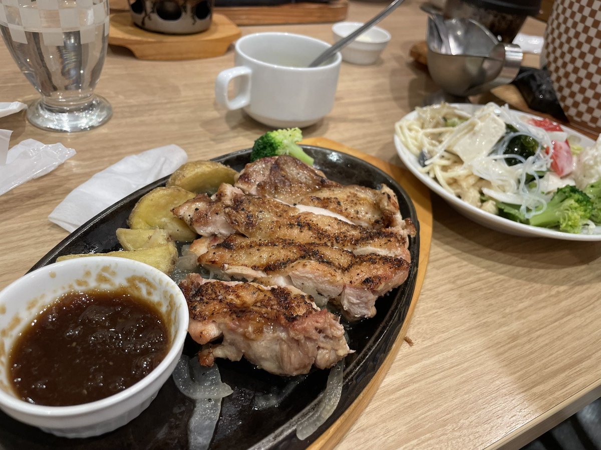 lunapyon's tweet photo. 日曜日のレースからずっと休息日を貫いてたけど、ようやく走ってきました🤣
15秒でもダッシュ６本は結構キツい……
むちゅめの実習終わり労いのお疲れ様外食。サラダバーとスープバー、しっかりお代わりした😋
メインのチキンステーキはオマケみたいな感じ😅 https://t.co/dDdCRCijuJ