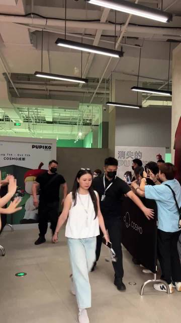 lusiwonii179's tweet photo. lusi's interaction with the fans at the exhibition, it was said that at first a stranger recognized her and within minutes there was a big crowd surrounding her. the people's princess😚

btw, i saw DJ so there must be a vlog for this...
#ZhaoLusi 
#ZhaoLusixTOPTOY https://t.co/SfBkSwoZ1g