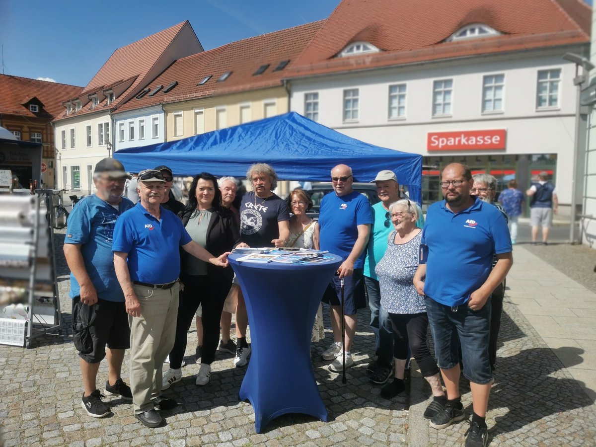 BirgitBessin's tweet photo. Gute Laune und viel Gesprächsbedarf bei unserem heutigen Infostand in #Ortrand.
#AfD #Bessin #WK65 #Heimatliebe #BessinUnterwegs #OSL #EE #TF #BB https://t.co/tvOYk3DYLP