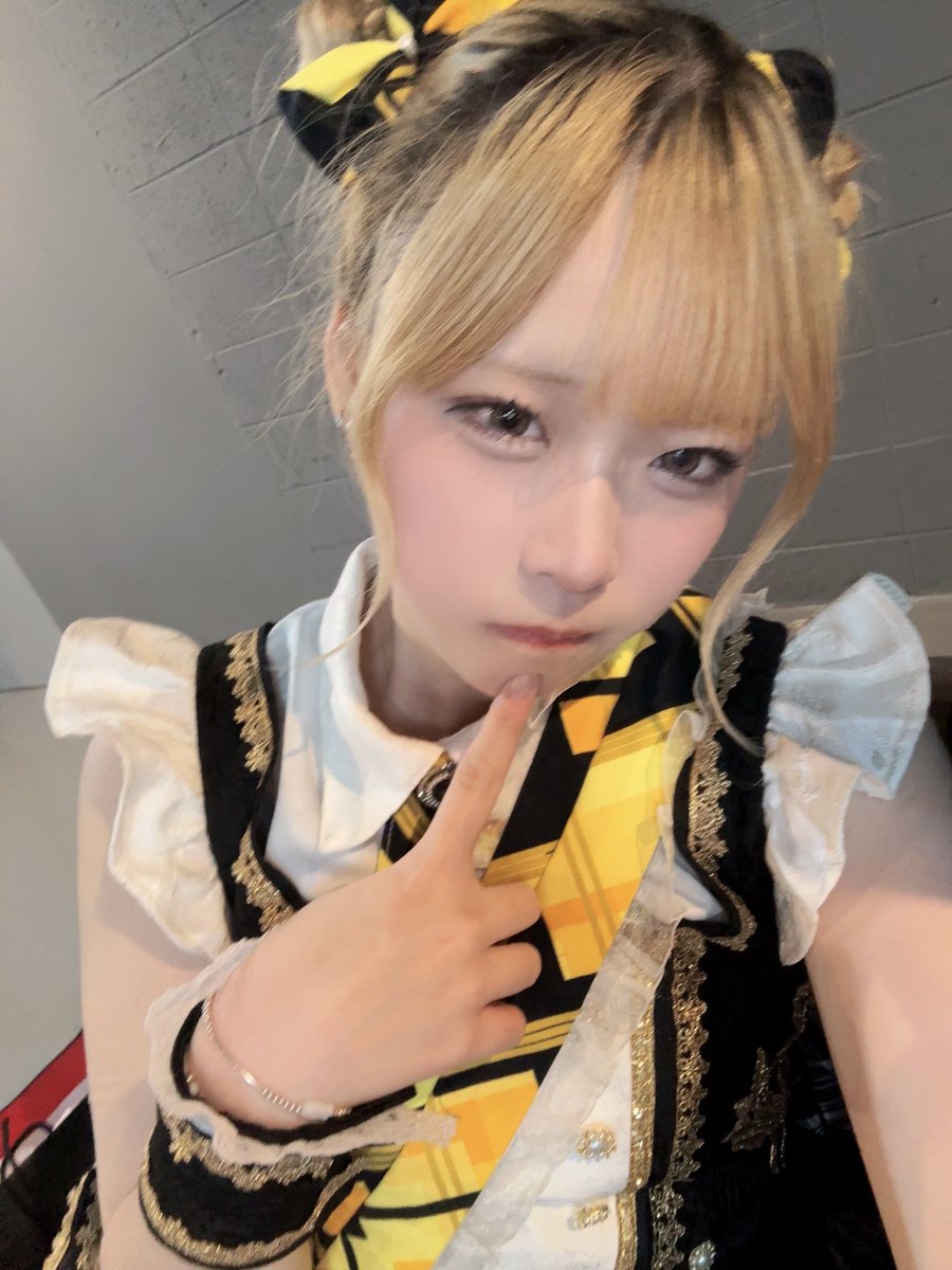 Reveon_Now's tweet photo. 260807 【 JAM iT FES Vol. 1 】

오늘은 너무 더워서— 만두머리에 오리복을 조~금 다르게 입어봤어요! 어디가 달라졌을까나 (ᐢ ⸝⸝o̴̶̷̤  ̫̭ o̴̶̷̤⸝⸝ ᐢ)̧̢  근데 이정도로 시원하게 입고 라이브했는데 땀이…거의 샤워급으로 많이 흘렀다는…;;
첫 아스트라홀…무대가 엄청 커서 뭔가 새로운 느낌이여서 좋았다네요👊

「NEXT LIVE」→ 2026.08.13 •JAM iT FES Vol. 2•
세라복 특의 입습니다➰ᐡ >⩊o̴̶̷̤ ᐡ꒱ !!