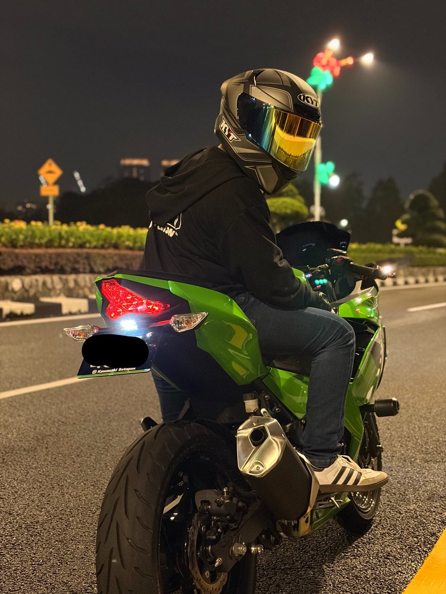AmZkri's tweet photo. Night Therapy🌙 #kawasaki #ninja250 https://t.co/Rt0duzUgwV