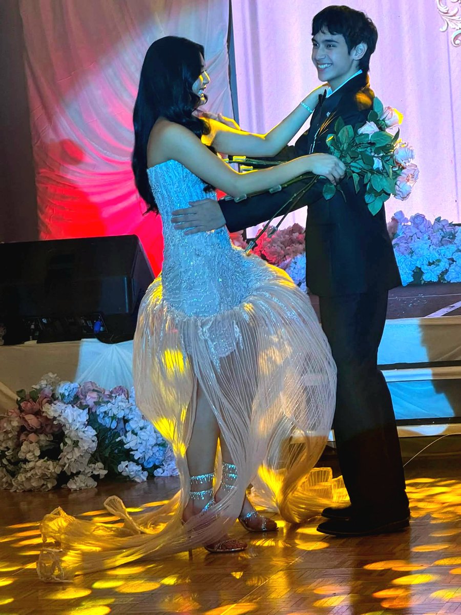 pompomgyuu's tweet photo. EH DI TATLO NA TAYONG NAKASMILE NGAYON???? IPABILLBOARD NIYO NGA TO PLEASE LANG 😭😭😭 https://t.co/ugVz3p5pV3