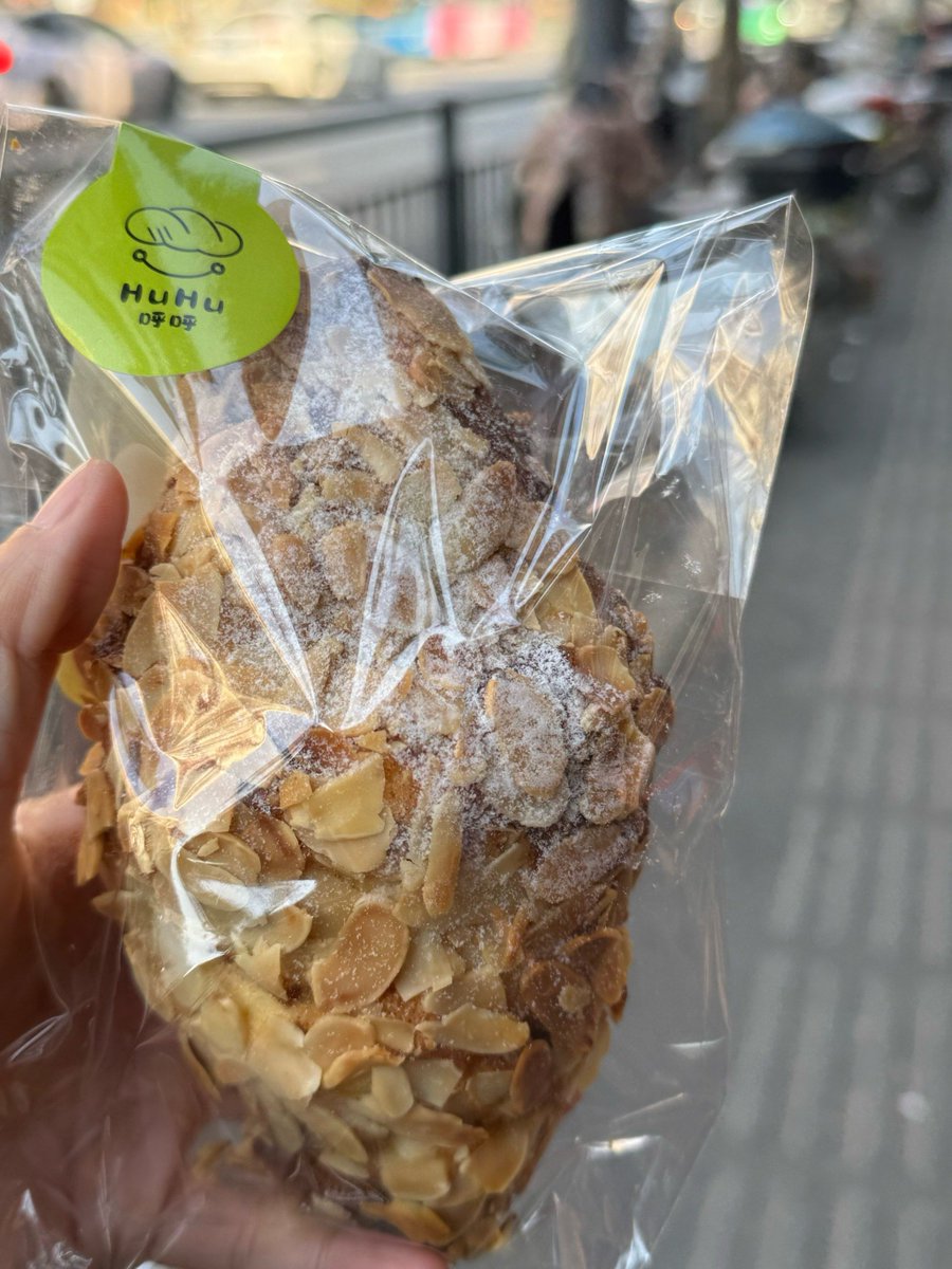 David23459806's tweet photo. Just grabbed the fluffiest almond croissant from the corner bakery—warm, buttery, and covered in powdered sugar, perfect lazy Sunday breakfast.， https://t.co/SJCb8D8yl3