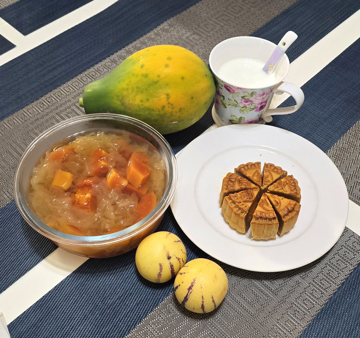 vankoram's tweet photo. Hey besties!  Ring in the mid-autumn vibes with oozing mooncakes, warm osmanthus tea, and that cozy full-moon glow—perfect little ritual for slowing down and cherishing the ones you love https://t.co/z3h0QnbB3M
