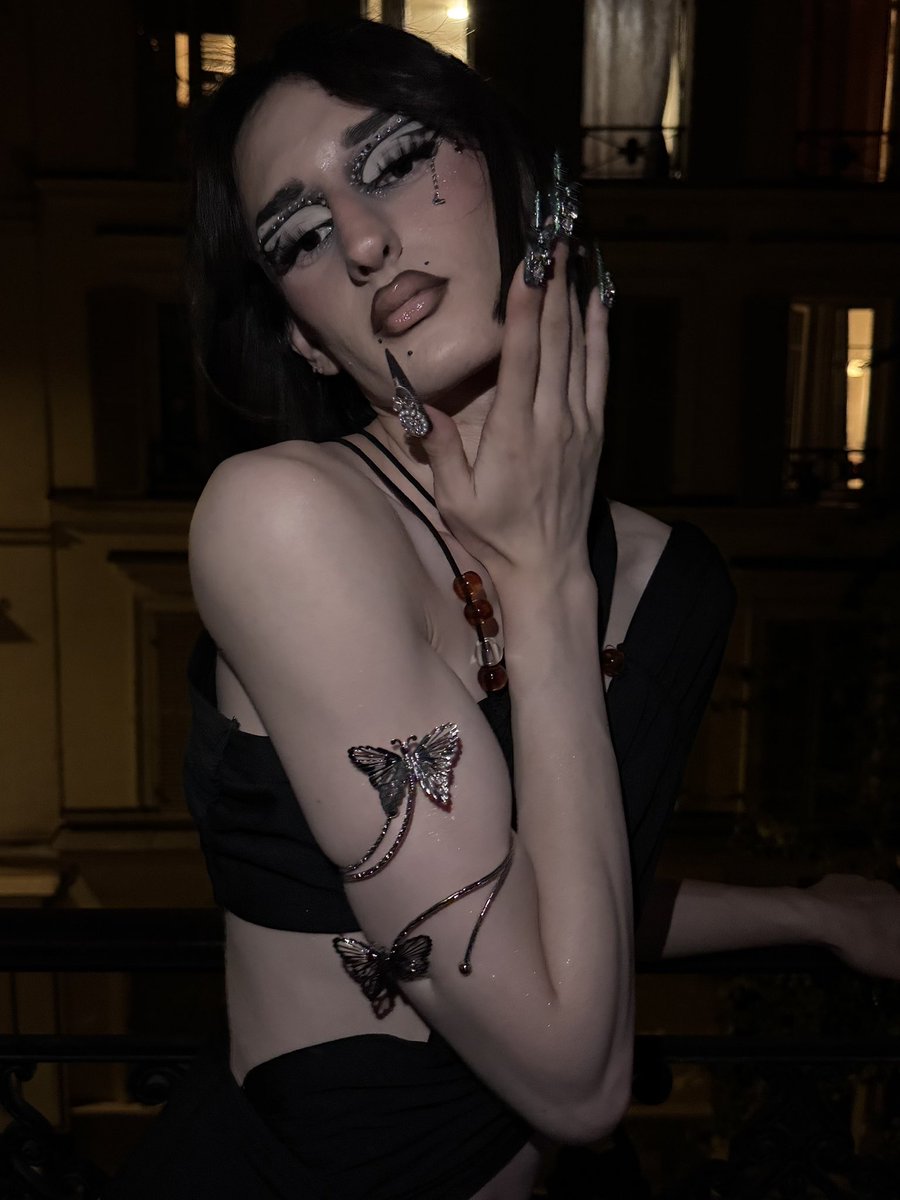 bamboo_camelleo's tweet photo. #walk like a #model #fashion #drag #makeuplook https://t.co/ytrIZPoxaA