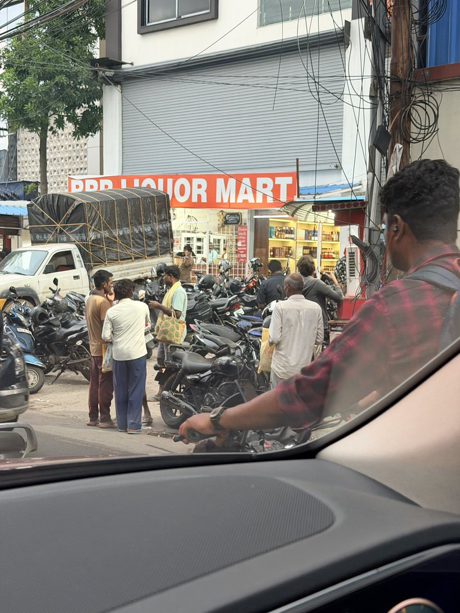 UdayBalusu's tweet photo. @shobanjarahills @insptr_bhills @HYDTP 
Sir, Traffic Jam on Road No.14 Banjara Hills has become routine due to unauthorised parking &amp; crowding due to this new Bar opened, pls look into this immediately. https://t.co/M5zjjFWVBD