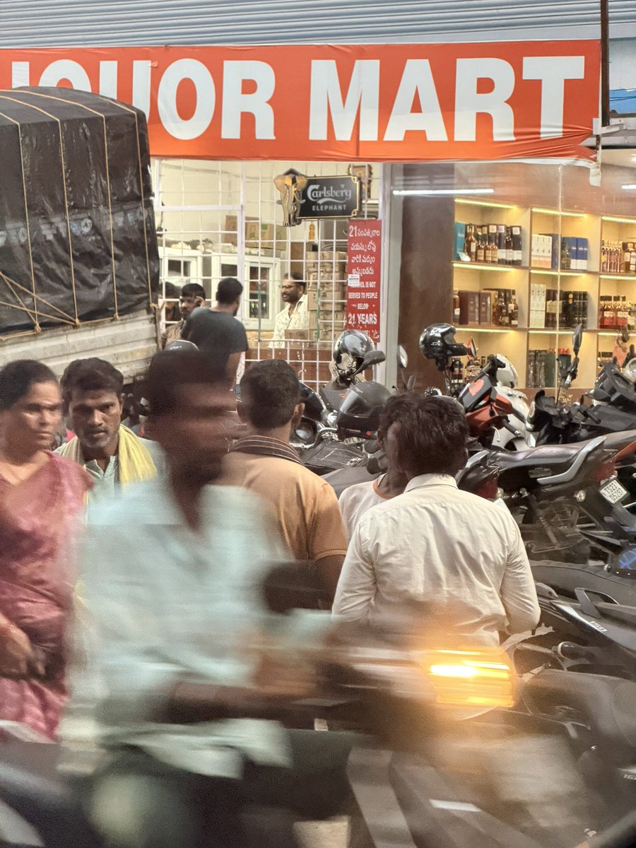 UdayBalusu's tweet photo. @shobanjarahills @insptr_bhills @HYDTP 
Sir, Traffic Jam on Road No.14 Banjara Hills has become routine due to unauthorised parking &amp; crowding due to this new Bar opened, pls look into this immediately. https://t.co/M5zjjFWVBD