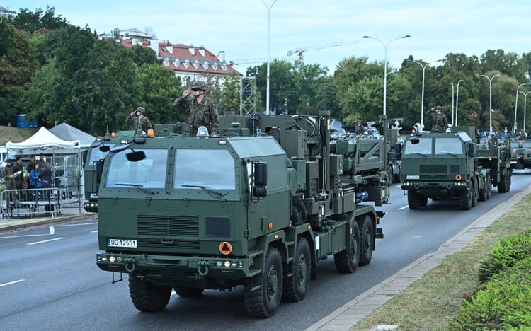 Lusia6756877's tweet photo. 🔴 Kolejne wyrzutnie dla polskiej armii.
iLauncher (Pilica+) zestrzeli rosyjskiego drona z 25 km.
44 sztuki do 2029. Najniższa warstwa obrony powietrznej.
#PolskaArmia #Pilica #Drony https://t.co/0CwJssh7g1