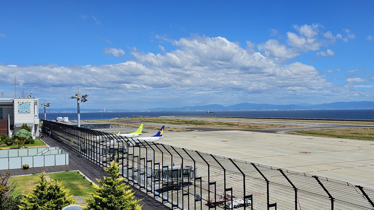 kozy_57's tweet photo. 神戸空港、飛行機の数が少なくて広々してる。海も空もキレイで解放感あふれてる。神戸の街並みを海側から見られるのも新鮮。

#神戸空港 https://t.co/SULfRUL0Zq