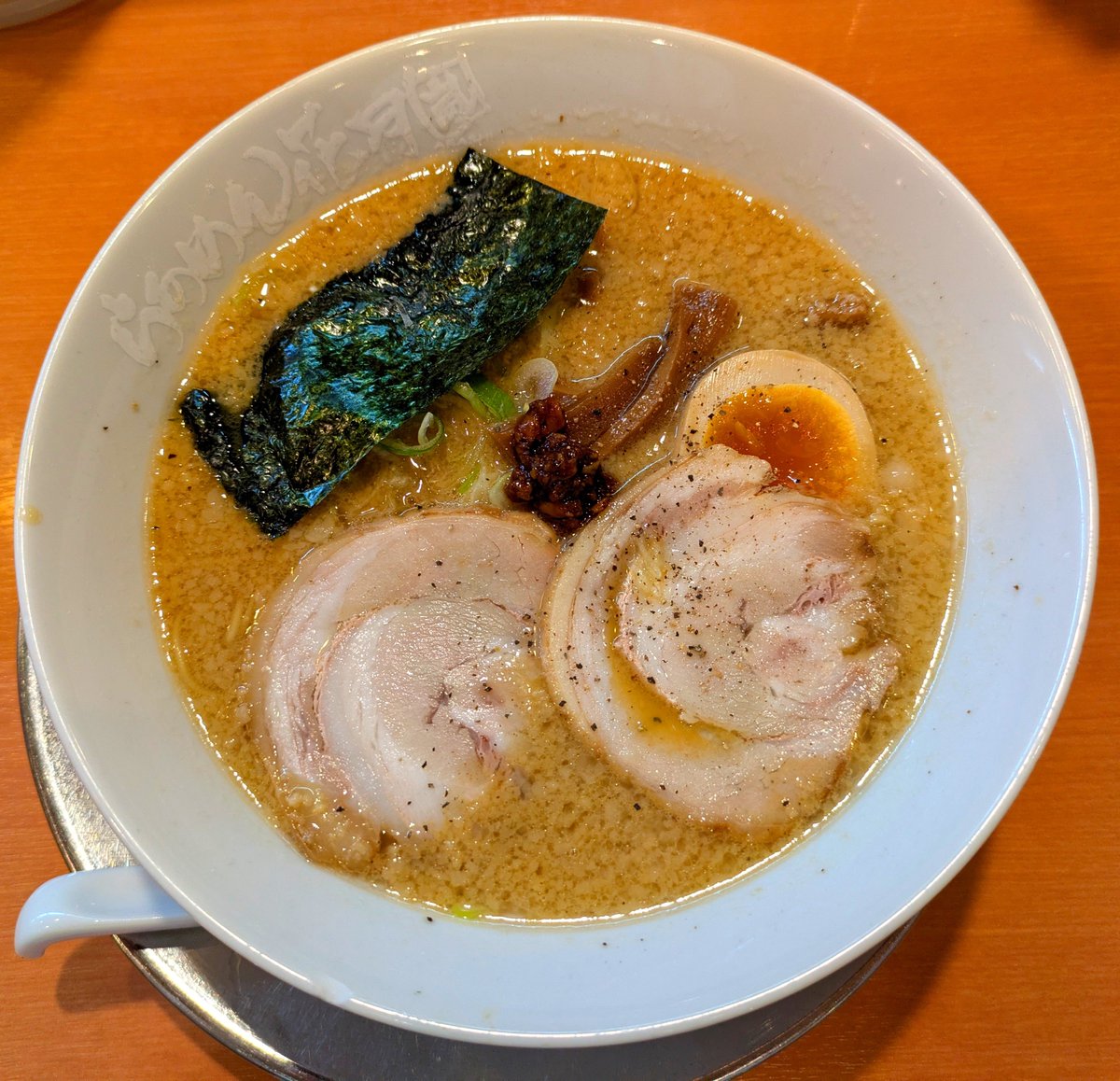 AxvaiPSmj51XSdo's tweet photo. 今週は相当疲れたという事で、ディナーは『らあめん花月嵐』さんで『嵐げんこつらあめん（醤油）』を頂きました🍜
疲れた体にはニンニクが1番という事でチャージも完了💪
来週も仕事あるので、週末はしっかり身体を休めて備えます🧞

#らあめん花月嵐
#ラーメン
#ラー友募集中 https://t.co/yDPXK1GJZj