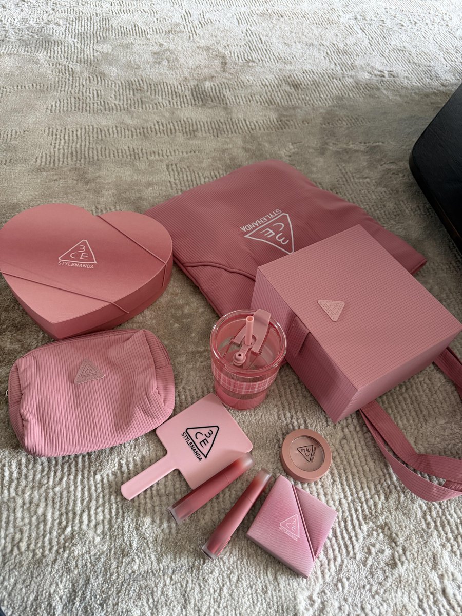 kaitypatch's tweet photo. Pretty in pink is the cutest. https://t.co/xreZQNHubC