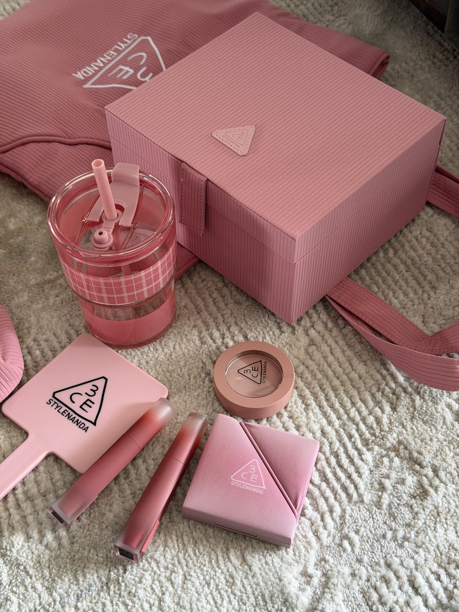 kaitypatch's tweet photo. Pretty in pink is the cutest. https://t.co/xreZQNHubC