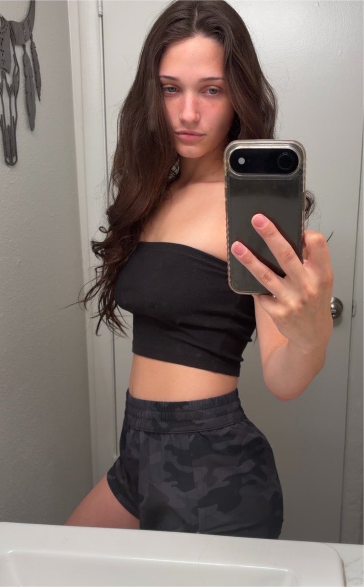FayeWildflower's tweet photo. i’m not interested in u i’m interested with what’s in your wallet 

#paypig #finsub #findom https://t.co/vFwG6654ey