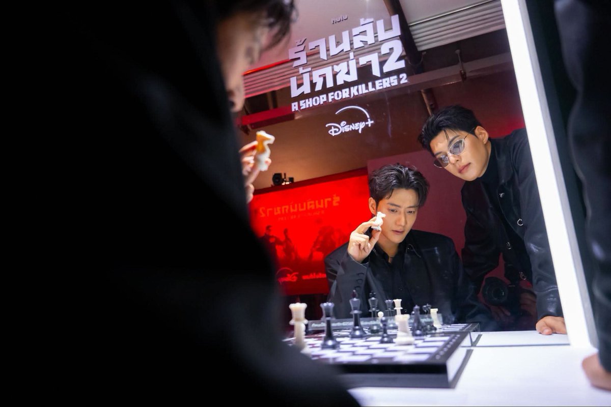 pjungnim's tweet photo. พี่ครับเพจดูซีรีส์กันถ��ายเก่งมาก เอ็นดูการช้อนกล้องขึ้นตรงช่องว่างแขนคัลแลนพอดี 55555555555 https://t.co/T4Le4ZB6jq
