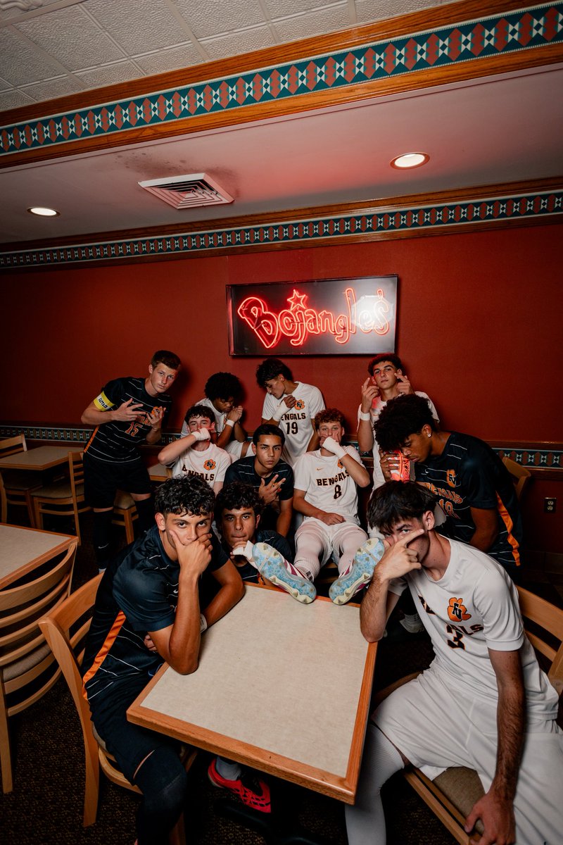 FvhsMensSoccer's tweet photo. Catch dubs. Eat Bo’s. Repeat. #studentcontentcreators #shotsbytt #bojangles #soccer #rollbengals https://t.co/VOtrpkowQ6