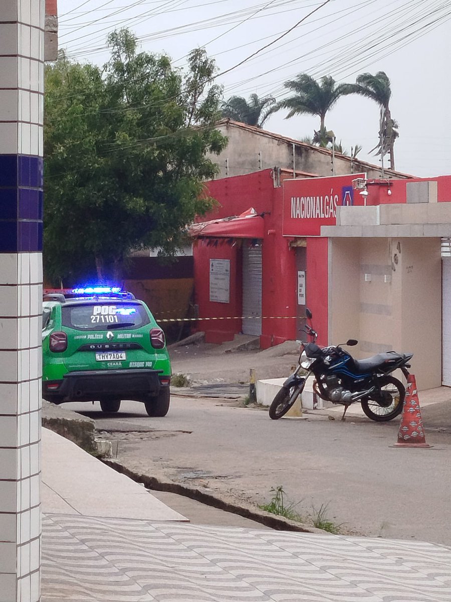 donizetearruda7's tweet photo. 💣💣💣GUERRA EM IBIAPINA! COMERCIANTES SE UNIRAM, CONTRATARAM PISTOLEIROS E MONTARAM UMA TROPA PARA ENFRENTAR A FACÇÃO CV, EM IBIAPINA.
A primeira mudança: a Tropa avisou que nenhum comerciante pagará mais pedágio. O CV reagiu hoje,06, soltando numa bomba na porta do comércio de Zé do Caldo. Polícia Forense acionada. A bomba não explodiu. Mas o clima de guerra continua.