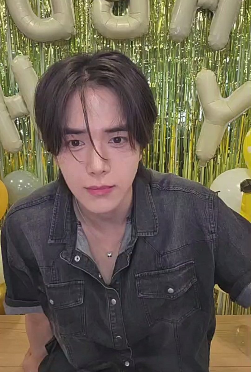 deobimom's tweet photo. younghoon says he asked his company to be able to do a birthday live like.this because he wanted to do something with deobis ♡

#YOUNGHOON #영훈 https://t.co/sUD6ansllS