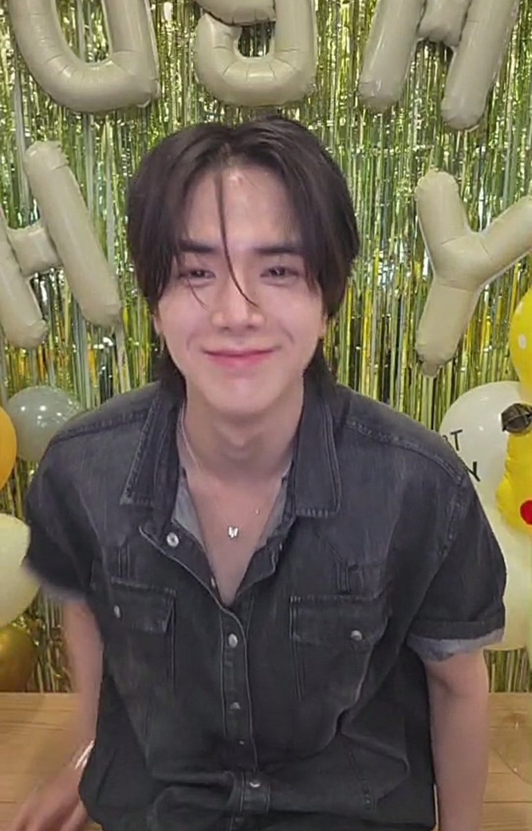 deobimom's tweet photo. younghoon says he asked his company to be able to do a birthday live like.this because he wanted to do something with deobis ♡

#YOUNGHOON #영훈 https://t.co/sUD6ansllS