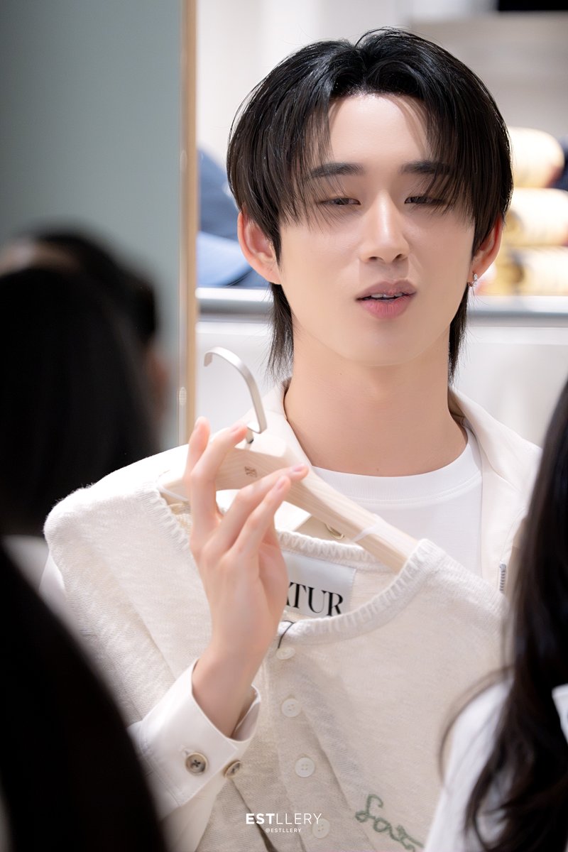 Estllery's tweet photo. ก็นู๋จาเอาตัวนี้! ทะมัยมะมี้ไม่ซื้อให้อะะะ 

EST AT SATUR FLAGSHIP    
#Est_Rvp #ESTWITHMYSATUR https://t.co/9Uh38f8e2V