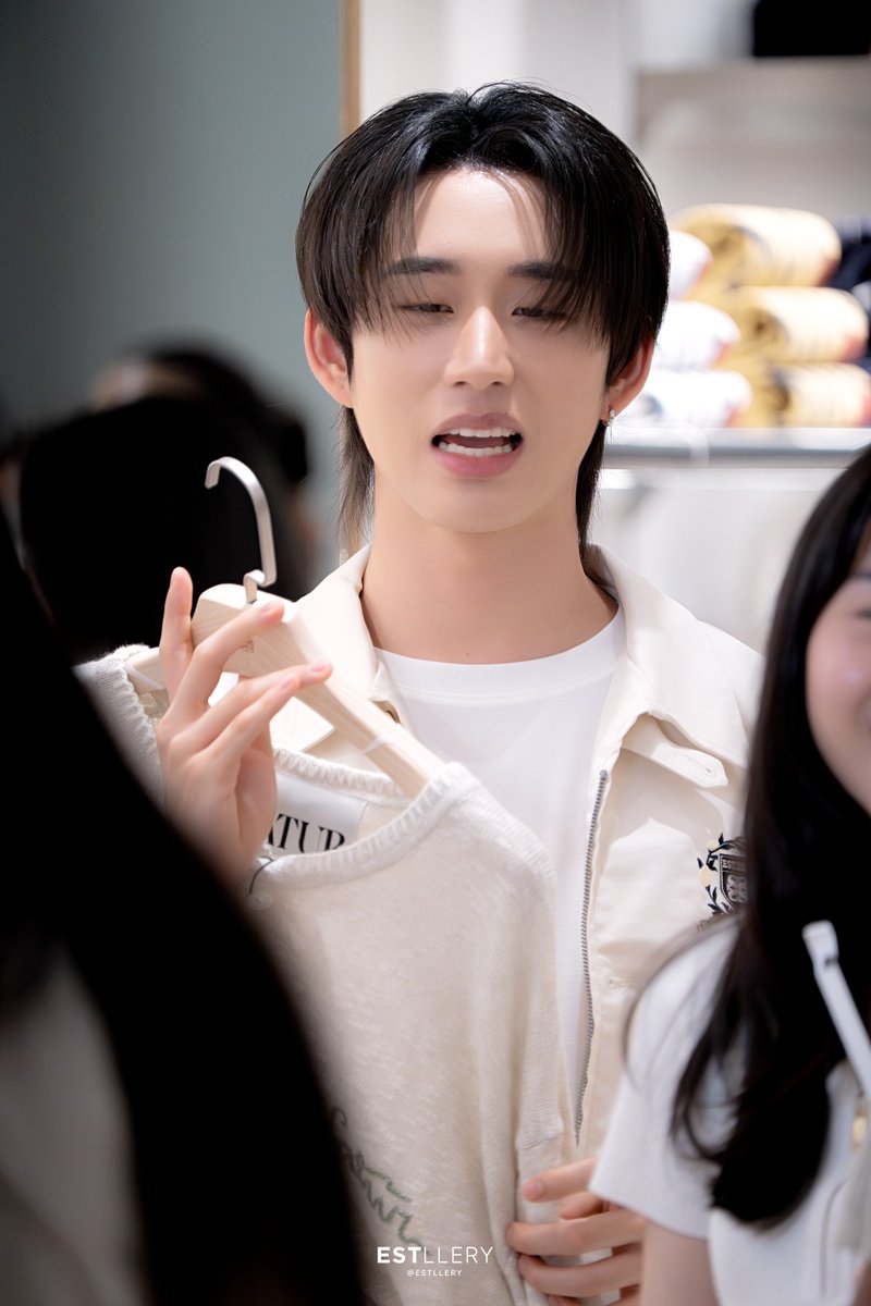 Estllery's tweet photo. ก็นู๋จาเอาตัวนี้! ทะมัยมะมี้ไม่ซื้อให้อะะะ 

EST AT SATUR FLAGSHIP    
#Est_Rvp #ESTWITHMYSATUR https://t.co/9Uh38f8e2V