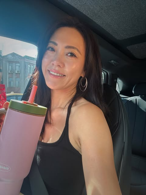 ting_yin_lu's tweet photo. Okinawa left me a few shades darker 🏝, but keeping hydrated kept my skin healthy and glowing 💧✨. Used to think fair skin was the only option, but that myth is gone ❌. Embracing the tan now! 😍🧴

#Travel #Beauty #MakingNewFriends #Happiness https://t.co/XoP2r1AlIL