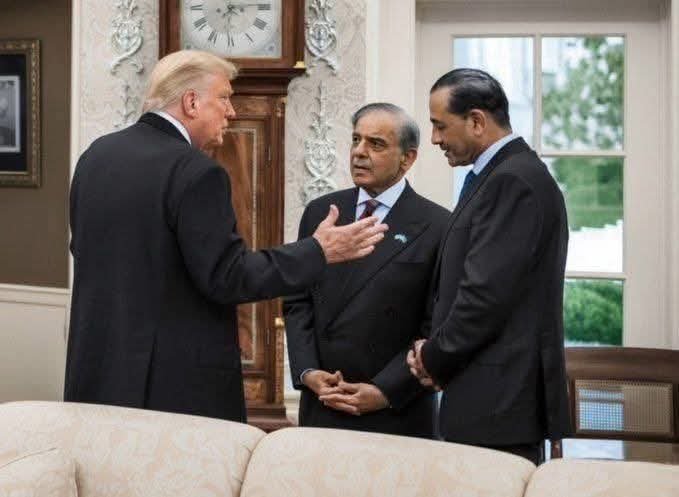 Post_Ehtisab's tweet photo. @HashmiHaidar313 Sajdah Khaliq ko bhi Iblees se Yarana bhi Hashr me kis se Aqeedat ka Silaa mangega?

عشق قاتل سے بھی، مقتول سے ہمدردی بھی 
یہ بتا کس سے محبت کی جزا مانگے گا؟

سجدہ خالق کو بھی، 
ابلیس سے یارانہ بھی حشر میں کس سے عقیدت کا صلہ مانگے گا؟ https://t.co/XsXK9YtW64