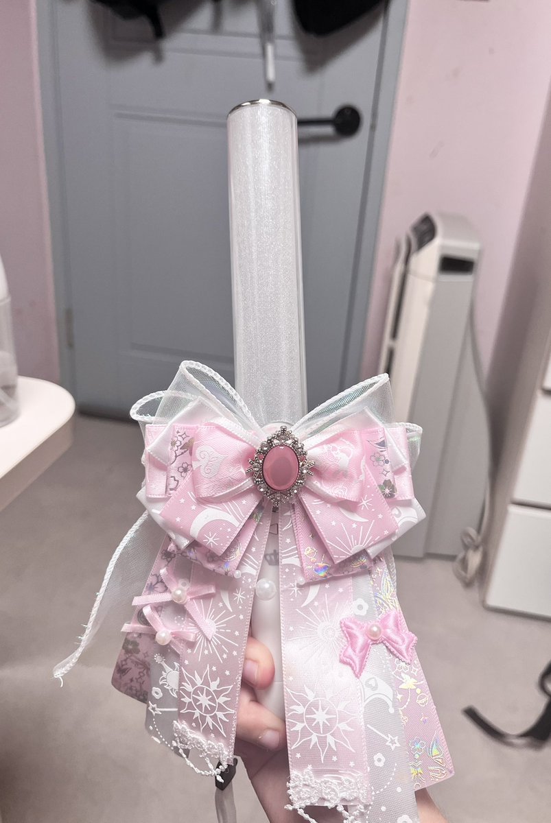 Shucream129's tweet photo. 이런 킹블은 어떻게 담아가야 좋을까욧.. 리본참이 커서 그냥 넣으면 구겨지고 저게 들어갈 긴 파우치 같은것도 없어서ㅠ https://t.co/Sv75aDGagz