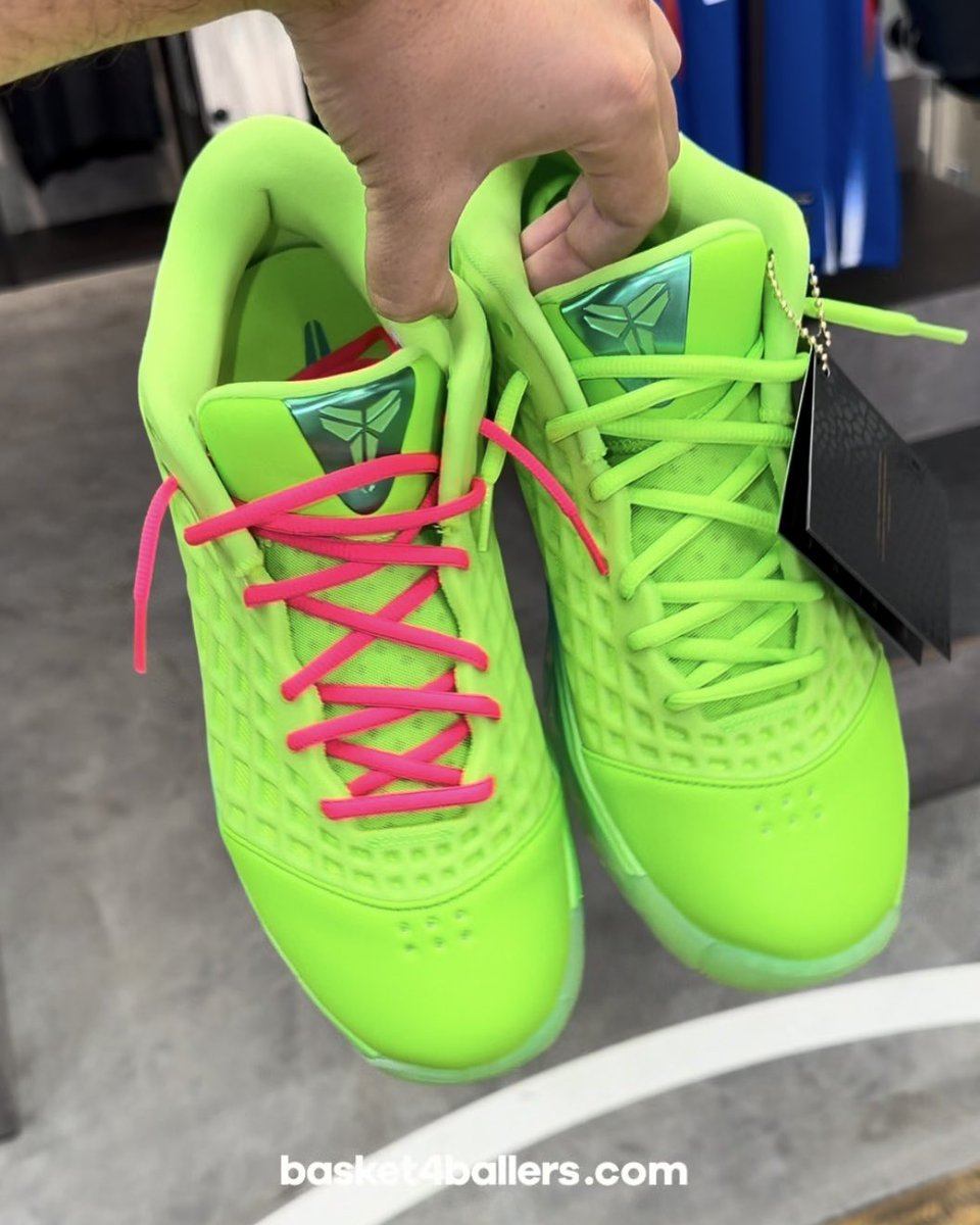 SoleRetriever's tweet photo. FIRST LOOK: Nike Kobe 3 Low Protro “Grinch” 🟢����

🗓️ Fall 2026
📝 IV7127-300
💵 $190 
📷 @Basket4Ballers https://t.co/MKuONxMYtK