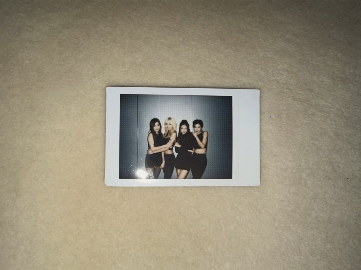 tjruby_'s tweet photo. เจนนี่มาอัพ IG เรียงความยาวมาก พร้อมโพลารอยด์รูปสมัยตอนเป็นเทรนนี่ 🤍

WE STAND WITH JENNIE
#ADecadeWithJENNIE https://t.co/Os6hzi4YzG
