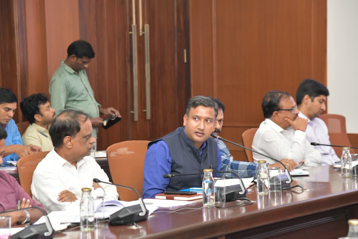 Collector_ADB's tweet photo. ప్రస్తుత వాతావరణ పరిస్థితులు, వన మహోత్సవం, స్మార్ట్ రేషన్ కార్డుల పంపిణీ, వ్యవసాయ రంగం, సాగునీటి వినియోగం తదితర అంశాలపై రాష్ట్ర నీటిపారుదల, పౌరసరఫరాల శాఖ మంత్రి ఉత్తమ్ కుమార్ రెడ్డి, వ్యవసాయ మార్కెటింగ్ శాఖ మంత్రి తుమ్మల నాగేశ్వరరావు, అటవీ, పర్యావరణ శాఖ మంత్రి జూపల్లి కృష్ణారావు, రాష్ట్ర ప్రభుత్వ ప్రధాన కార్యదర్శి సంజయ్ జాజు శుక్రవారం హైదరాబాద్ నుంచి అన్ని జిల్లాల కలెక్టర్లతో నిర్వహించిన వీడియో కాన్ఫరెన్స్‌లో జిల్లా కలెక్టర్ రాజర్షిషా హాజరయ్యారు

ఈ వీడియో కాన్ఫరెన్స్ లో కలెక్టరేట్ విసి హాల్ నుంచి అదనపు కలెక్టర్ ఆర్ఎస్ చిత్రు, జెడ్పీ సీఈఓ రవి, జిల్లా పంచాయతీ అధికారి రమేష్, ఎన్నికల విభాగం పర్యవేక్షణ అధికారి నలంద ప్రియ, సంబంధిత అధికారులు, తదితరులు పాల్గొన్నారు.
#Adilabad #GovernmentOfTelangana #IPRTELANGANA #TelanganaRising2047 #TelanganaRising #Telangana #SmartRationCards #VanaMahotsavam  
@TelanganaCMO
@TelanganaCS
@CPRO_TGCM
@Bhatti_Mallu
@UttamINC 
@INC_Ponguleti
@jupallyk_rao 
@Tummala_INC 
@iamkondasurekha 
@seethakkaMLA
@DamodarCilarapu
@RajarshiShahIAS
@DARPG_GoI
@cgg_hyd
@PIBHindi
@PIB_India
@MIB_India
@PTI_News
@DCsofIndia
@DDNewslive
@DDNational
@IasTelangana
@IPRTelangana
@IasTelangana
@IPRTelangana
@PIBHyderabad