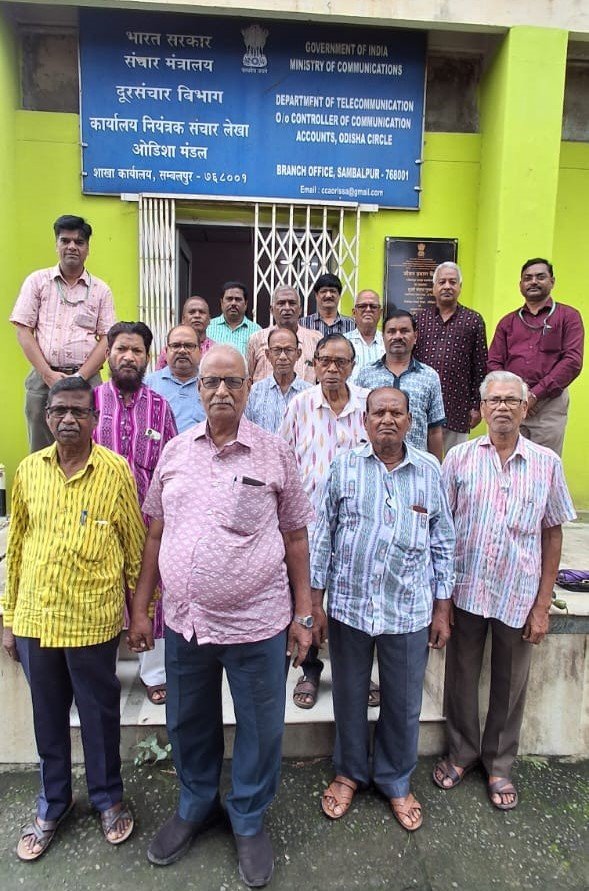 ccaodisha's tweet photo. 📌संबलपुर BO | 07.08.2026

संबलपुरी वस्त्रों में अपने पेंशनभोगियों के साथ #NationalHandloomDay मनाते हुए और पेंशनभोगी सेवाएं उन तक पहुंचाते हुए।🥻👔

#CCA_परिवार_आपकी_सेवा_में_आपके_द्वार
#Pensioners
#MyHandloomMyPride #MyProductMyPride

@ControllerDot @DoT_India @dchandlooms01 https://t.co/5eoddXvScF