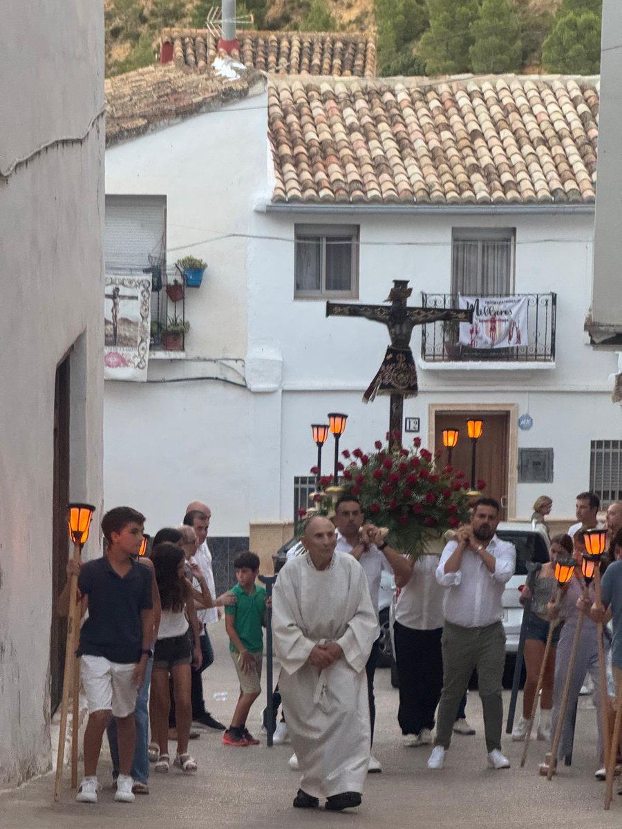 PacoTeruelMachi's tweet photo. ✝️ #Millares celebró anoche la procesión en honor al Santísimo Cristo de la Salud, patrón de la ciudad. Fue un honor acompañar al alcalde, José Ricardo Pérez, junto a vecinos y devotos en el acto más solemne de las fiestas patronales. https://t.co/OpVM8o36nO
