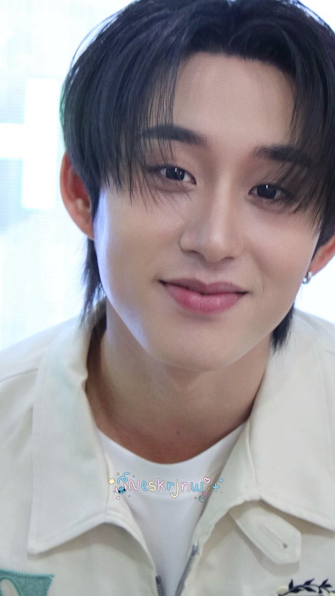 neskrjnw's tweet photo. จริงๆวันนี้ไม่ได้เรียกเอสเลย เพราะเห็นตรงนั้นเขาเรียกเอสกันเยอะแล้ว ไม่คิดว่าเอสจะเงยหน้าขึ้นมาชู 2 นิ้วให้ งื้อออออออ น่ารักมาก 

EST AT SATUR FLAGSHIP

#ESTWITHMYSATUR 
#est_rvp @EstRvp https://t.co/vefoYxliRE