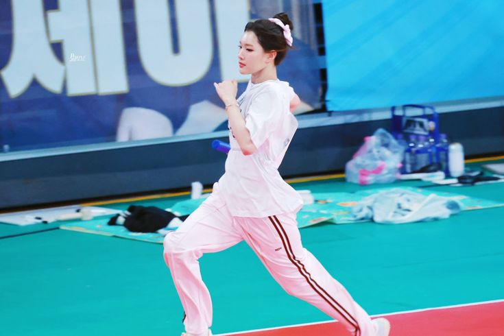 _peceldino's tweet photo. 👾: sebenernya aku juga pengen ikut SM Run itu, jadi bukan di stage tapi ikutan lari
👾: makanya aku sempet bilang ke staff, aku juga pengen lari
👾: tapi, katanya kan nanti kamu harus tampil di stage
👾: kalo hari itu H2H gak tampil, aku udah pasti langsung ikut lari bareng hachu
👾: aku beneran niat pengen ikutan lari 

kamu ikutan lari pun, kayaknya hachu bukannya lari ke garis finish tapi malah ke pelukan kamu deh Juun 😭🙏🏻